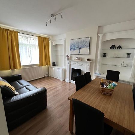 20Mins To Bakerst, Harry Potter & Wembley Stadium! Apartment Northwood  Luaran gambar